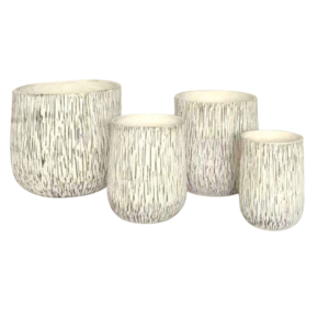 MACETA BLANCA CON LÍNEAS OSCURAS