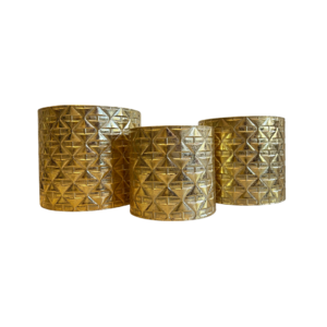 MACETA DORADA CON TEXTURA Y DISEÑO