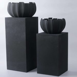Maceta negra con pedestal