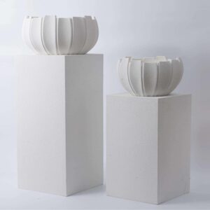 Maceta blanca con pedestal
