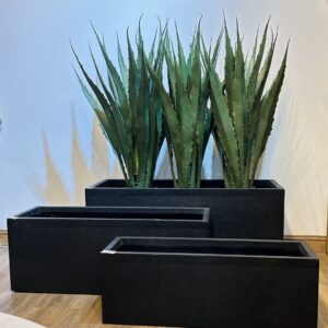 Maceta negra rectangular
