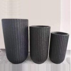 Macetas negras y blancas con líneas verticales