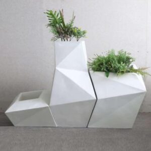 Maceta blanca cortes geométricos