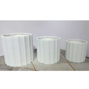 Maceta blanca acanalada